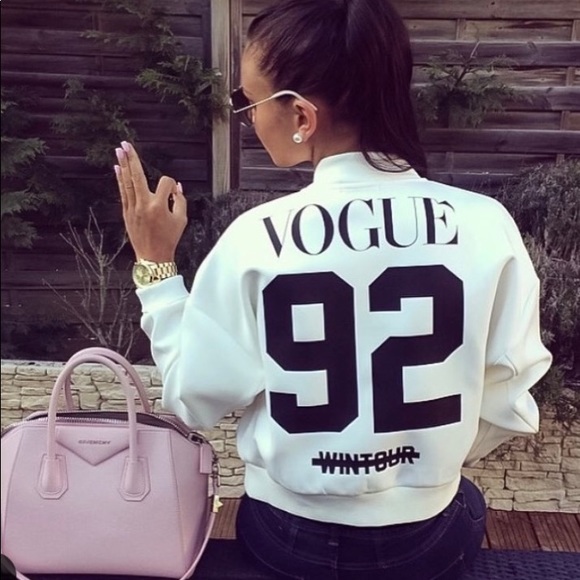 Sweaters - 🎉HP 6X♥️ Vogue 92’ Sweater